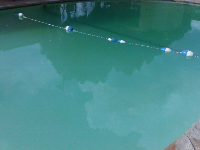 Mętna woda w basenie